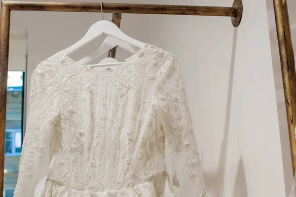 Variedade de vestidos pendurados em um cabide no estúdio de fundo. Tendências de casamento moda. Interior da loja de casamento — Fotografia de Stock