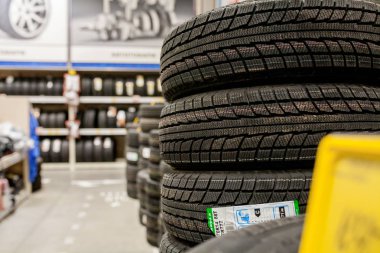 Kiev- 6 Ocak 2019: Lastik mağazasındaki depoda araba lastikleri ve tekerlekleri.