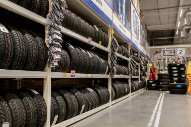 Kiev- 6 Ocak 2019: Otomobil mağazasında çeşitli araba lastikleri ile Raf
