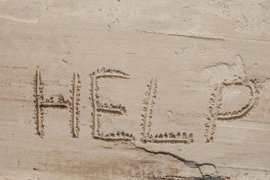 Kumun üzerindeki yazıda bana yardım et. Lütfen bana yardım et. Tropik bir plajda