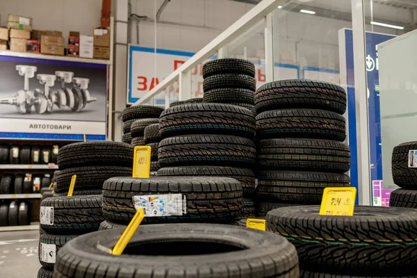 KYIV- 6 ENE 2019: Neumáticos y ruedas de coche en almacén en tienda de neumáticos . —  Fotos de Stock
