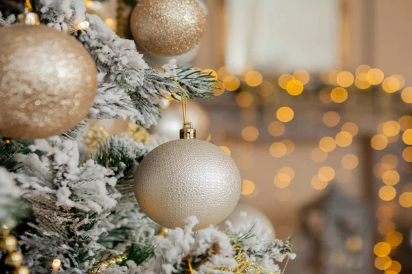 Árvore de Natal com brinquedos e neve decorativa para um feliz ano novo no fundo do bokee — Fotografia de Stock