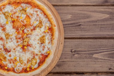 Koyu rustik ahşap arka plan üzerinde Hawaii pizza. Üstgörünüm, kopyala 