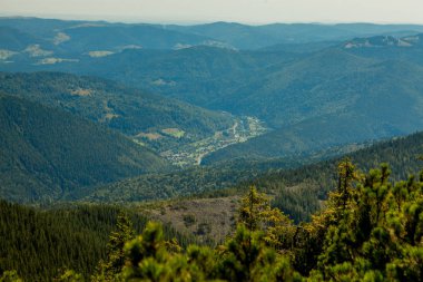 F ile kaplı dağ zirveleri ile güzel dağ manzarası