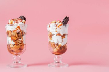 Pembe bs bisküvi ve krem şanti ile cam tatlı tatlı