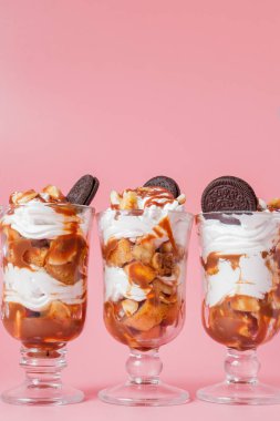 Pembe bs bisküvi ve krem şanti ile cam tatlı tatlı