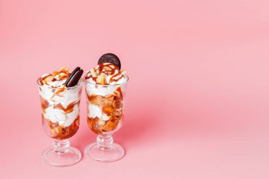 Pembe bs bisküvi ve krem şanti ile cam tatlı tatlı