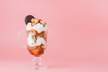 Pembe bs bisküvi ve krem şanti ile cam tatlı tatlı