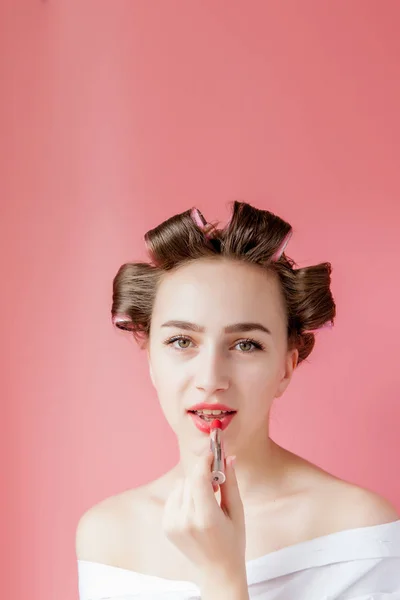 赤い口紅を置く美しい少女のクローズ アップの肖像画 — ストック写真