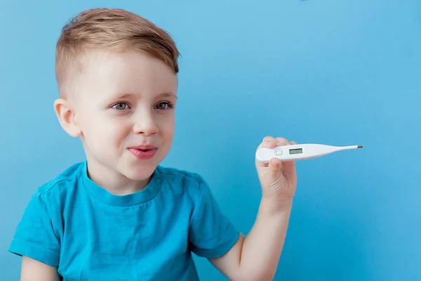 Malo niño pequeño con un termómetro, midiendo la altura de su —  Fotos de Stock