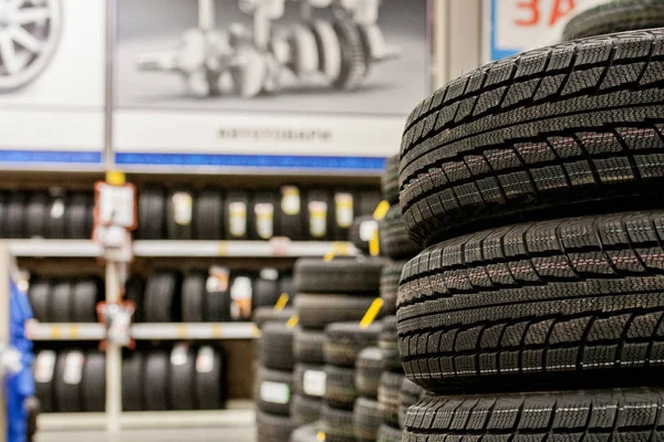 Autoreifen und Räder im Lager im Reifenlager. — Stockfoto