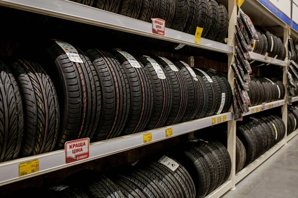 KYIV- JAN 6, 2019: Pneus e rodas de carro no armazém na loja de pneus . — Fotografia de Stock
