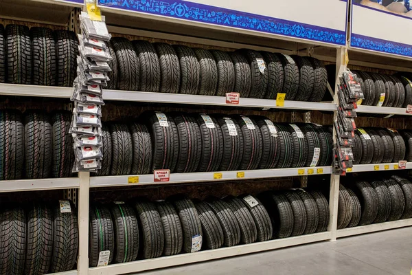KYIV- JAN 6, 2019: Rack com variedade de pneus de carro na loja de automóveis — Fotografia de Stock