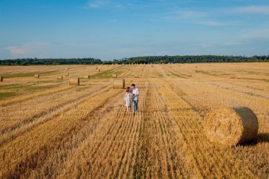 Saman mutlu genç çift, romantik insanlar kavramı, güzel 