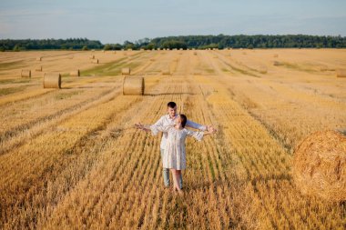 Saman mutlu genç çift, romantik insanlar kavramı, güzel 