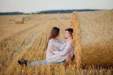 Saman mutlu genç çift, romantik insanlar kavramı, güzel 