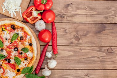 Pizza Margherita veya Mozzarella peyniri, domates, zeytin ile Margarita. Ahşap arka plan üzerinde İtalyan pizza