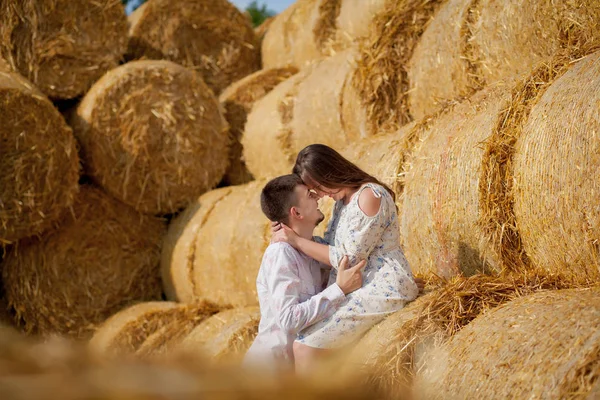 Feliz pareja joven en paja, concepto de gente romántica, hermosa — Foto de Stock