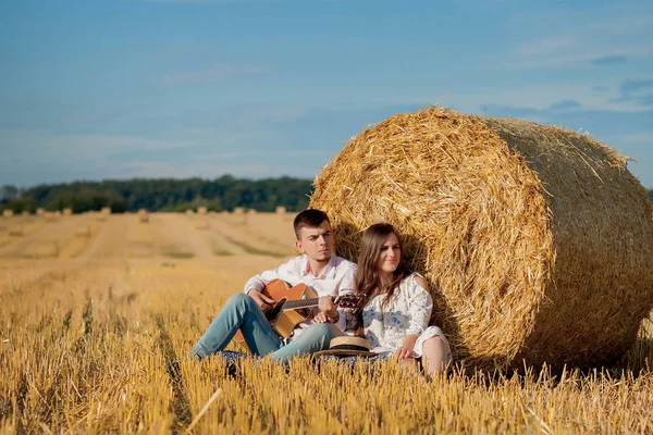 Lycklig ungt par på halm, romantiskt folk koncept, vacker — Stockfoto