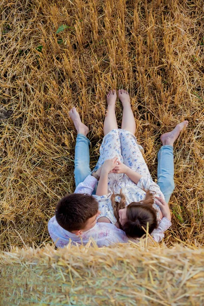 Šťastný mladý pár ze slámy, romantických lidí koncept, krásný — Stock fotografie