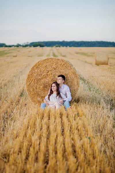 Feliz pareja joven en paja, concepto de gente romántica, hermosa — Foto de Stock