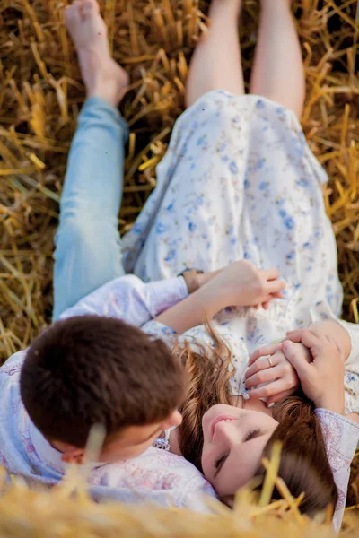 Feliz pareja joven en paja, concepto de gente romántica, hermosa —  Fotos de Stock