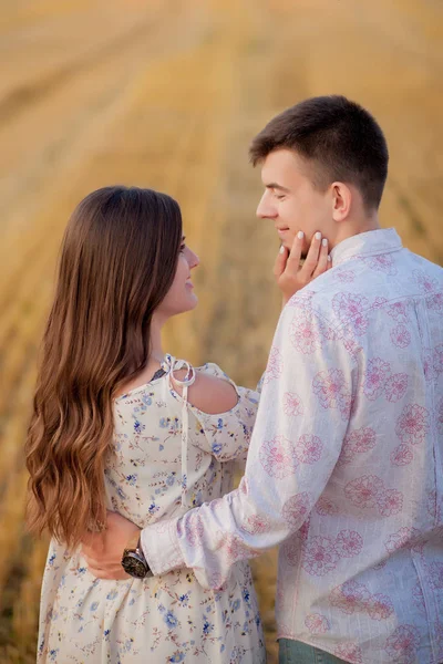 Feliz pareja joven en paja, concepto de gente romántica, hermosa —  Fotos de Stock