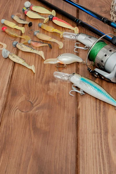 KYIV- 6 ENE 2019: Aparejos de pesca - pesca spinning, anzuelos y señuelos sobre fondo de madera con espacio para copiar — Foto de Stock