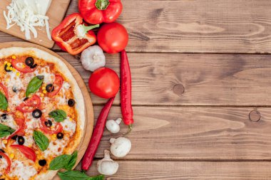 Pizza Margherita veya Mozzarella peyniri, domates, zeytin ile Margarita. Ahşap arka plan üzerinde İtalyan pizza
