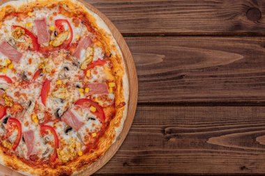 Mozzarella peynirli Pepperoni Pizza, Jambon, Domates, biber, Baharatlar . İtalyan pizzası.