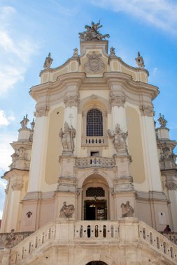 Lviv, Ukrayna - 18 Ağustos 2019: St. George Katedrali, Ukrayna'nın batısının tarihi başkenti Lviv'de yer alan barok-rokoko katedralidir..