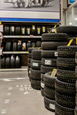 Kiev- 6 Ocak 2019: Lastik mağazasındaki depoda araba lastikleri ve tekerlekleri.