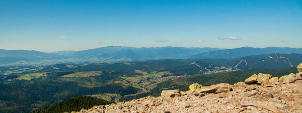 Красивые горные пейзажи с украинскими Карпатами . — стоковое фото