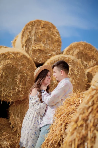 Feliz pareja joven en paja, concepto de gente romántica, hermoso paisaje, temporada de verano —  Fotos de Stock