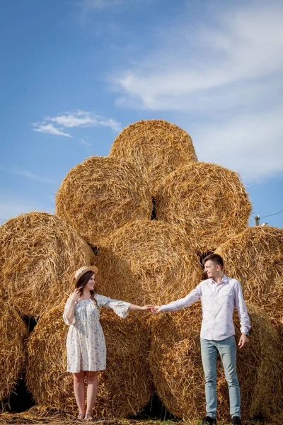 Счастливая молодая пара на соломинке, романтические люди, красивый пейзаж, летний сезон — стоковое фото