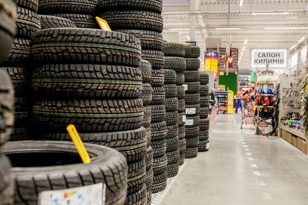 KYIV- 6 ENE 2019: Neumáticos y ruedas de coche en almacén en tienda de neumáticos . —  Fotos de Stock