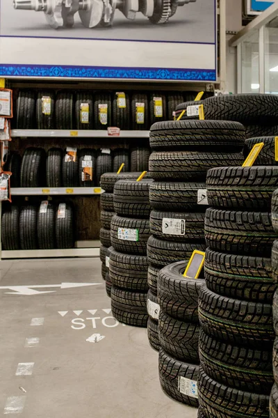 Kiev-Jan 6, 2019: bildäck och hjul på lager i Tire Store. — Stockfoto