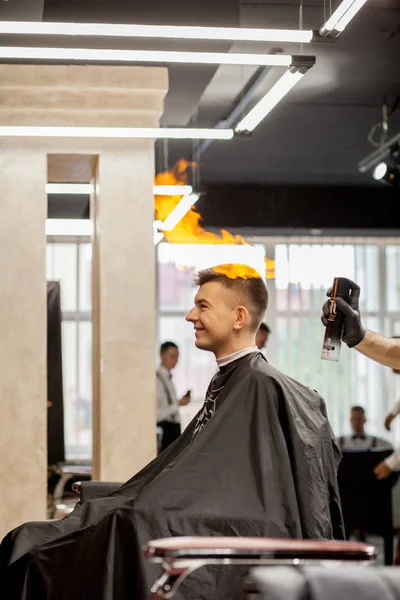 Brutal guy in modern Barber Shop. Hairdresser makes hairstyle a man . Master hairdresser does hairstyle with hair clipper. Concept barbershop — Stock Photo, Image