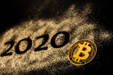 Mutlu Yıllar 2020 . 2020 yılını oluşturan iki ve sıfır rakamlarının Yaratıcı Kolajı. Güzel pırıl pırıl Altın sayı 2020 ve tasarım için siyah arka plan üzerinde bitcoin