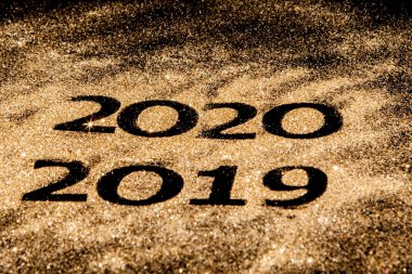 2019 'dan 2020' ye kadar parlak altın sayılar tasarım için siyah arkaplan, mutlu yıllar konsepti.