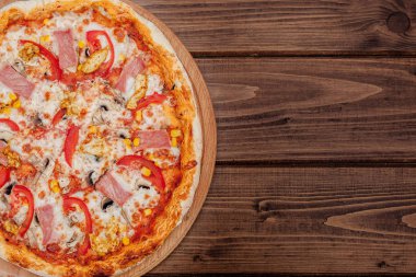 Mozzarella peynirli Pepperoni Pizza, Jambon, Domates, biber, Baharatlar . İtalyan pizzası.