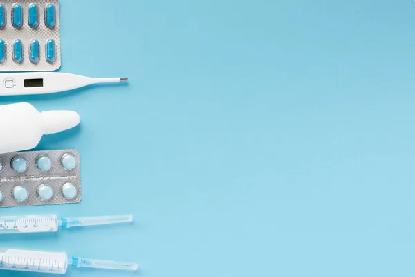 Tratamiento de resfriados y gripe. Varios medicamentos, un termómetro, sp — Foto de Stock