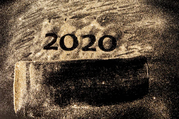 Boldog új évet 2020. Kreatív kollázs a számok két-és nulla alkotják az év 2020. Gyönyörű csillogó arany szám 2020 fekete háttér design. — Stock Fotó