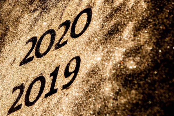 Όμορφη αφρώδη Golden Numbers του 2019 έως 2020 σε μαύρο φόντο για το σχεδιασμό, χαρούμενη έννοια του νέου έτους — Φωτογραφία Αρχείου