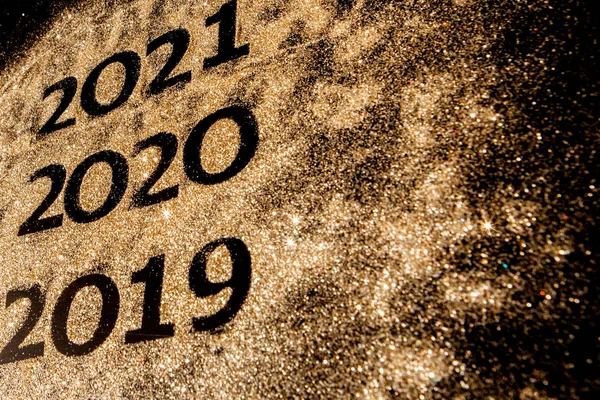 Όμορφη αφρώδη Golden Numbers του 2019 έως 2020 σε μαύρο φόντο για το σχεδιασμό, χαρούμενη έννοια του νέου έτους — Φωτογραφία Αρχείου