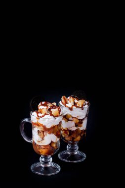 Pembe bs bisküvi ve krem şanti ile cam tatlı tatlı