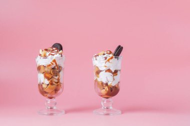 Pembe bs bisküvi ve krem şanti ile cam tatlı tatlı