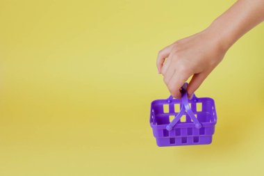 Market mağazaları konseptinde bir şeyler satın almak. Kadın el küçük tutan 