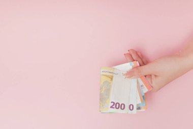 Euro banknot para erkek pembe arka plan eller. İşletme