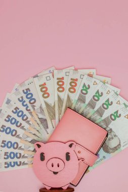 m-cüzdanda para Ukraynalı hryvnia faturaları anlattıklarında. Finans krizi 